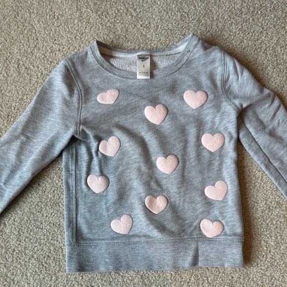 🍒🍒 3/7 BUNDLE DEAL Adorable Oshkosh B’gosh girls grey sweater with pink hearts 🩷 - Picture 1 of 4